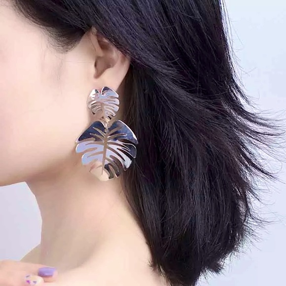 🔴5/$20⚠️𝗖𝗟𝗘𝗔𝗥𝗔𝗡𝗖𝗘⚠️Leaf Earrings NEW - Picture 3 of 11